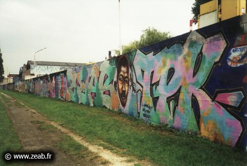 Fresque en hommage à Zeab réalisée au bord du canal de l