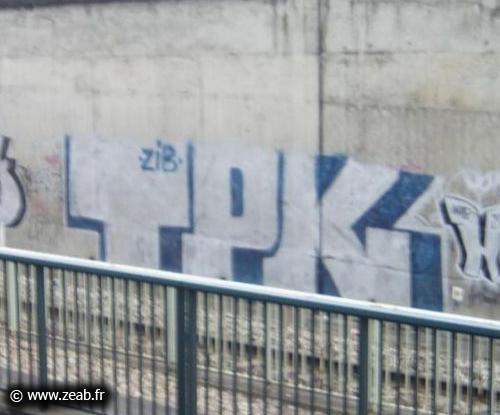 Block TPK signé Zib sur la voie du RER A à Joinville Le Pont