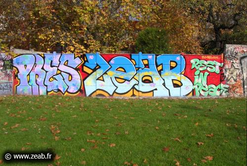 Zeab rest in peace fait par Pres et Eyone dans un parc à Montreuil. 2004